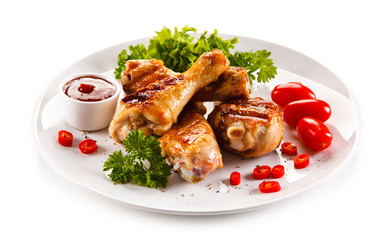 Grilled chicken drumsticks and vegetables 