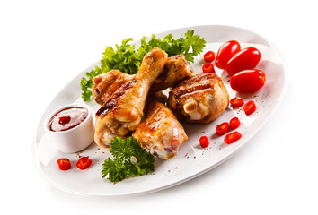 Grilled chicken drumsticks and vegetables 