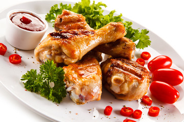 Grilled chicken drumsticks and vegetables 