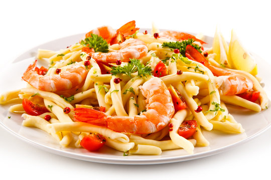 Shrimps with pasta and vegetables 