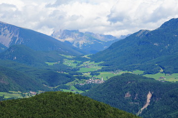 Obraz premium Kastelruth in den Dolomiten mit Blick Richtung Grödnertal 