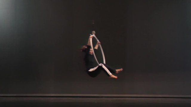 Chica actuando en el teatro con un aro a&eacute;reo, espect&aacute;culo