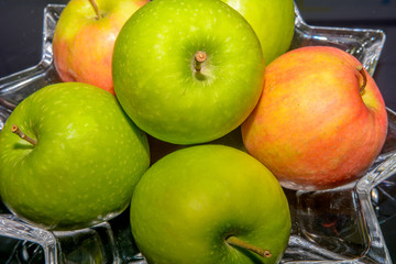 Apfel - Äpfel Rot und Grün freigestellt auf schwarzem Hintergrund