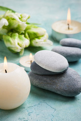 Obraz na płótnie Canvas Stones SPA treatment composition with lit candles