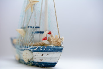 Segelschiff Boot vor weissem Hintergrund mit unscharfe und Text Freiraum