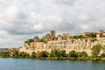 Fototapeta na wymiar Zamora and its banks with the Duero river, Spain