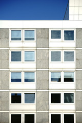 Modernes Schulgebäude / Die eckige Außenfassade eines Schuldgebäudes mit großen Fenstern.