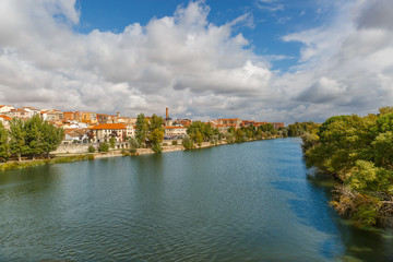 Fototapeta na wymiar View of the Douro river crossing the city of Zamora