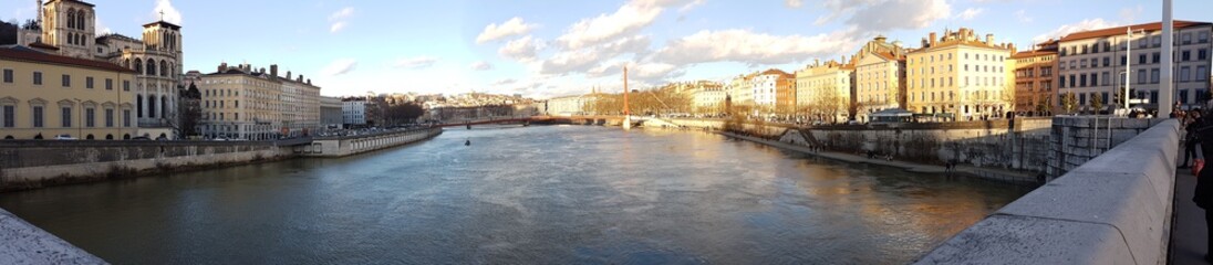 Fototapeta na wymiar Vue panoramique d'un pont de Lyon