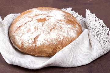 Круглый традиционный хлеб.