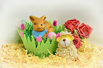 Ostern, Hase und Schaf mit Blumendeko 