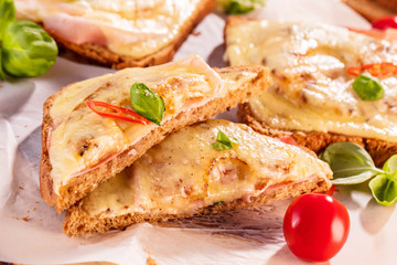 Toastbrot mit Ananas und kässe (hawaii)