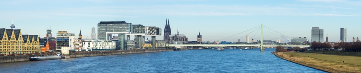 Köln: Panorma mit Kölner Dom und Kranhäuser