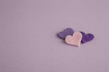 Obraz premium small hearts on purple background