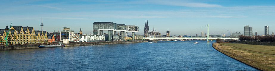 Köln: Stadtpanorama mit Kölner Dom
