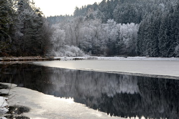 Winterspiegel, zauberhafte Landschaft mit Schnee und Raureif, gespiegelt im See