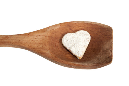 biscuit en cœur sur cuillère en bois