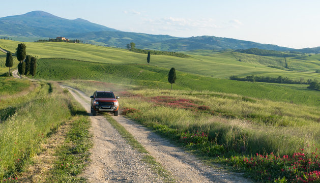 Gel&auml;ndewagen f&auml;hrt &uuml;ber eine Landstra&szlig;e