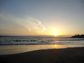 Fototapeta na wymiar Sonne am Meer am Strand mit Wasser und Himmel