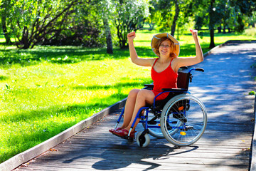 Obraz premium woman on wheelchair rising hands up