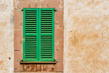 Fototapeta na wymiar Haus alt mediterran Fenster Holz Grün Fensterläden