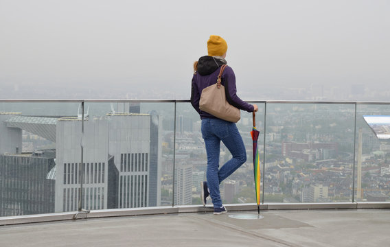 junge frau auf der aussichtsplattform des main-tower in frankfurt