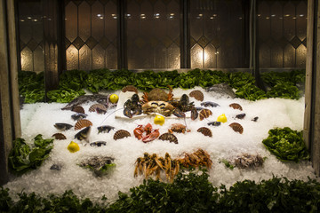 pescivendolo pesce fresco italiano di mare