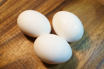 tre uova bianche