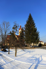 Kościół katolicki w zimowym krajobrazie.