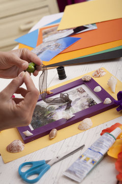 scrapbooking et d&eacute;coration de cadre avec des photos et coquillages