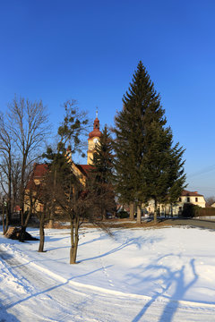 Fototapeta Kościół katolicki w zimowym krajobrazie.