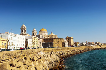 Fototapeta premium Seafront view of Cadiz with historic cathedral. 