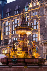 Jubiläumsbrunnen un Rathaus in Wuppertal-Elberfeld, Deutschland