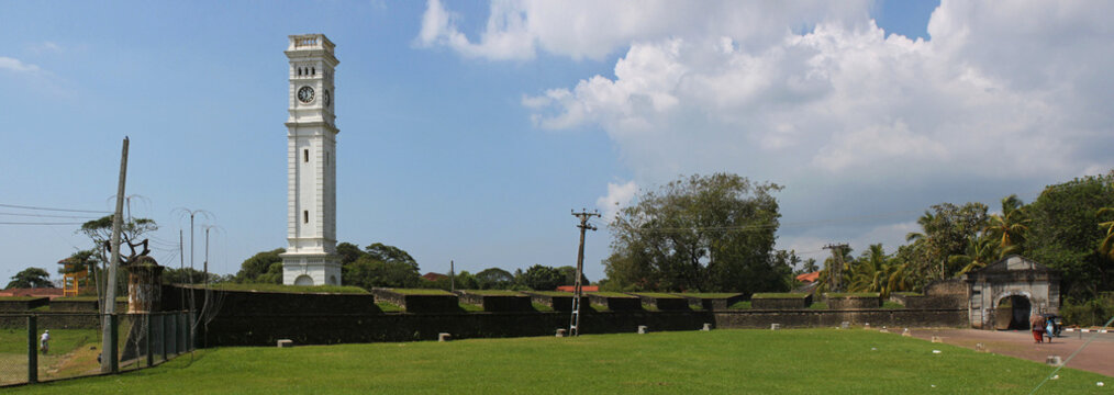 Fort von Matara in Sri Lanka mit Uhrturm, Festunsmauern, Schießscharten und Tor als Panorama