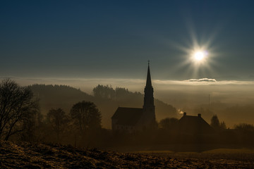 Obraz premium Ein Dorf im Morgennebel