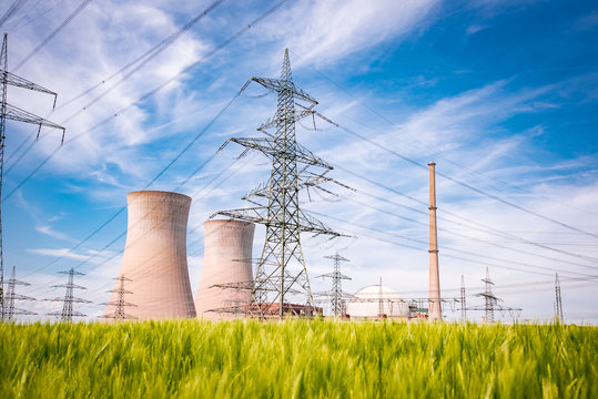 Getreidefeld mit Kernkraftwerk im Hintergrund