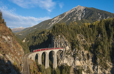 Mit der Eisenbahn durch die Schweizer Bergwelt
