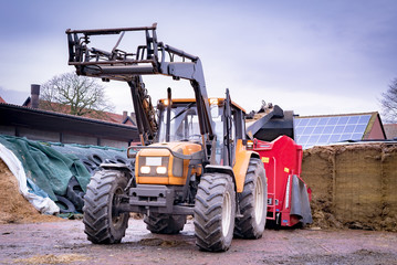 Bullenmast, Siloentnahme und mischen f&uuml;r die Abendf&uuml;tterung, Landtechnik