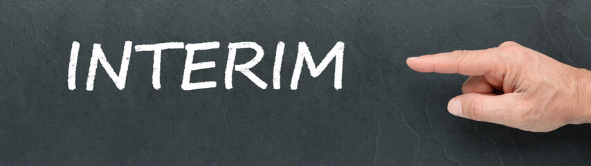 Obraz premium Intérim à la craie et montrer du doigt sur ardoise