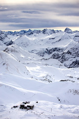 Fototapeta na wymiar Bergbahn im Alpenpanorama