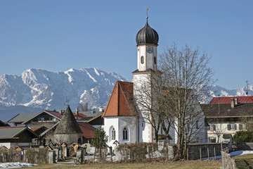 Fototapeta premium Dorfkirche mit Friedhof