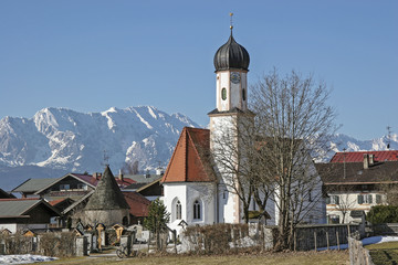 Fototapeta na wymiar Dorfkirche mit Friedhof