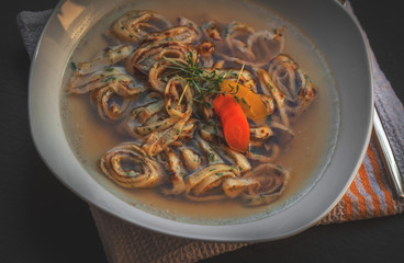 klare Rindsuppe mit Einlage, Frittaten, Kräuterfrittaten, 