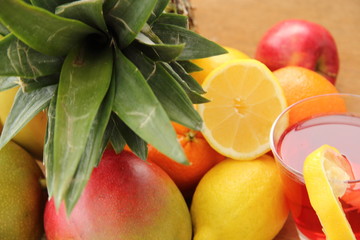Leckeres Obst mit rotem Smoothie