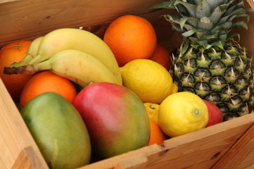 Obstschale mit Ananas