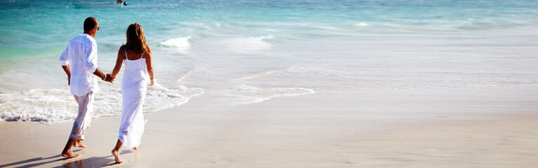 Fototapeta premium Couple walking on the beach