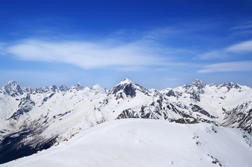 Fototapeta na wymiar Mountain peaks and off-piste slope for freeriding in sun winter