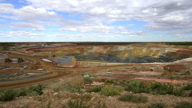 Große Goldmine im Westen Australiens. Große Muldenkipper bringen das goldhaltige Gestein an die Oberfläche. Westonia, West Australien