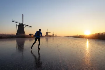 Fotobehang Schaatsen bij zonsopgang in Nederland © iPics