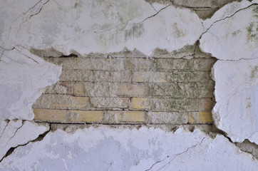 Crack wall plaster
